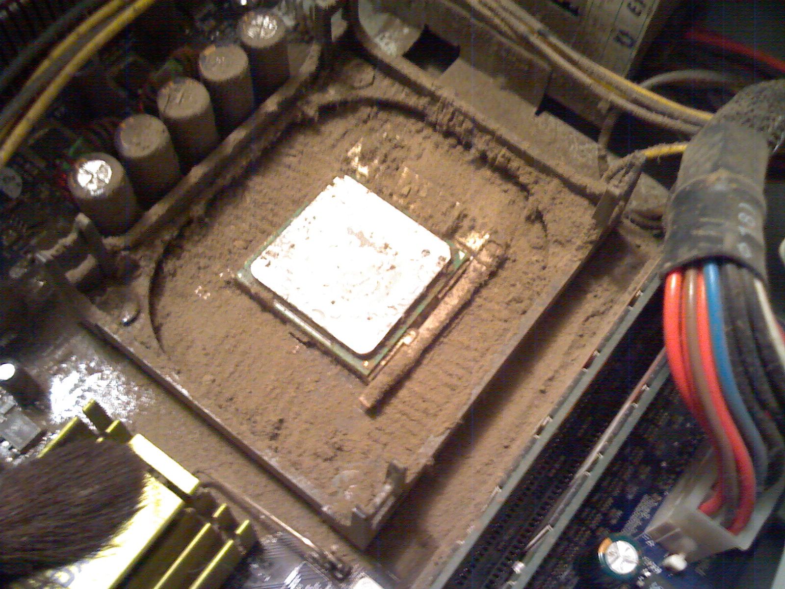 Термопаста в сокете. Пыль на процессоре. Пыльный процессор. Пыльный кулер процессора. Грязный процессор.